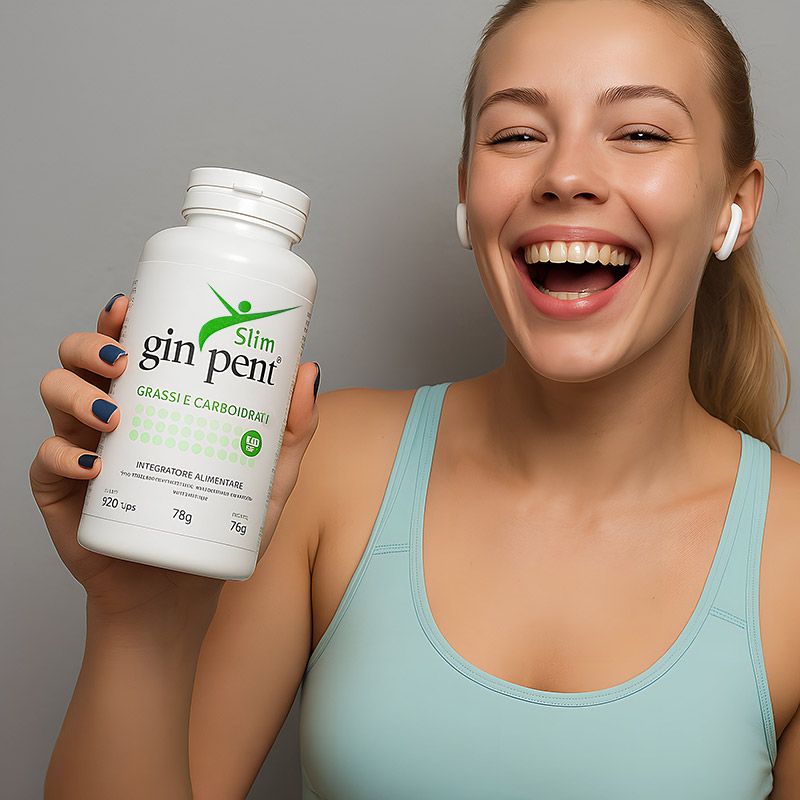 Ragazza sorridente con in mano GinPent Slim, l'integratore alimentare brucia grassi